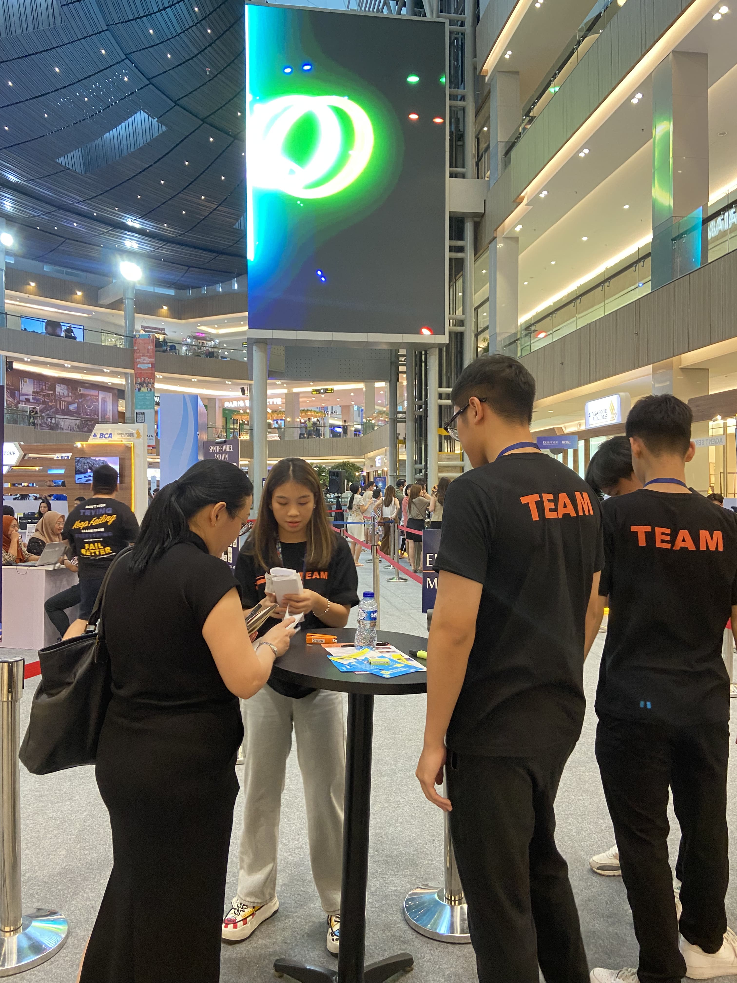 You heard it right! The freshman students in Petra Business School got the chance to work in Singapore!