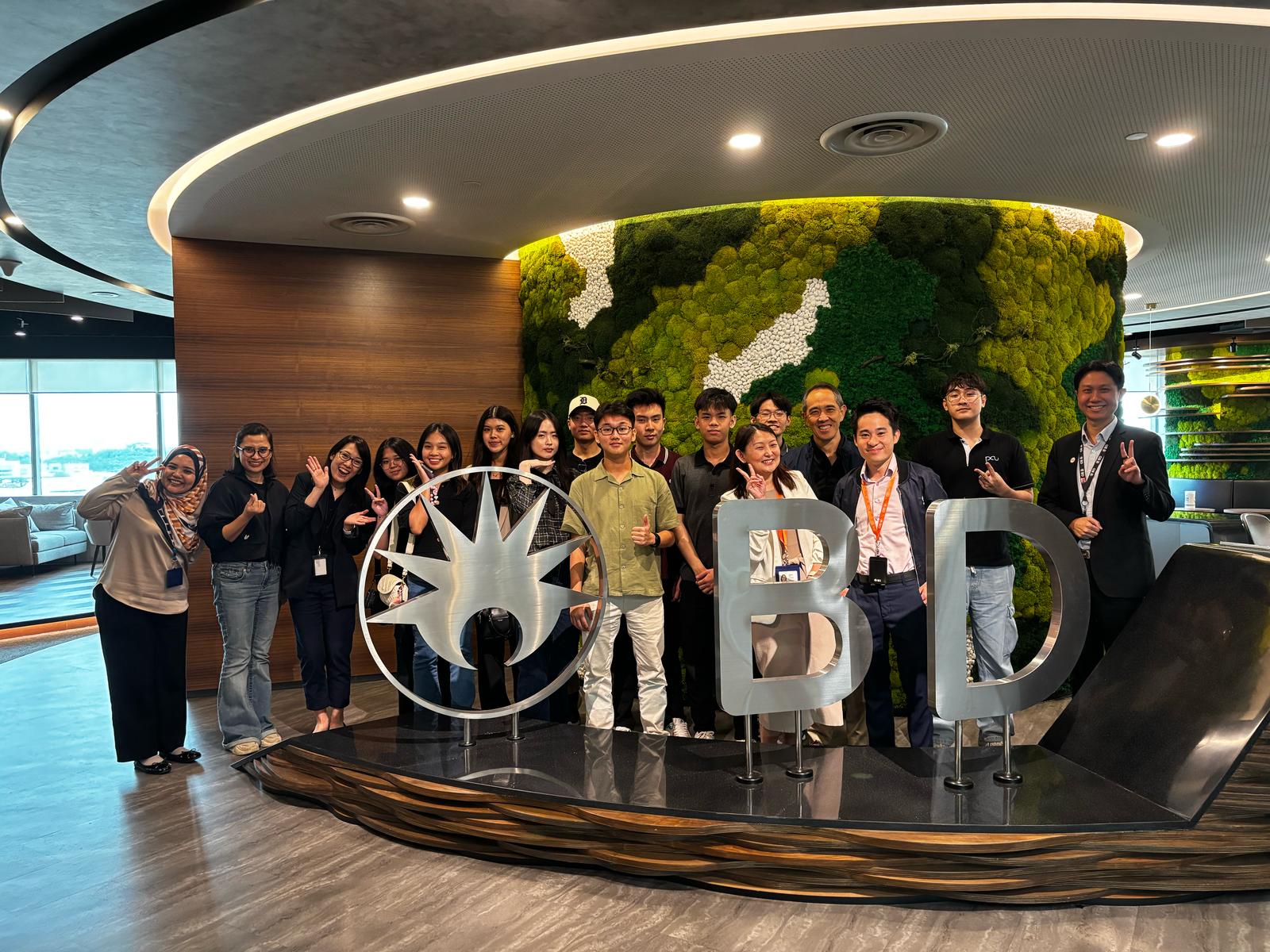 From February 19-22, 2025, a group of enthusiastic Petra Business School (PBS) students embarked on an eye-opening journey to Singapore for the Doing Business in Singapore program.