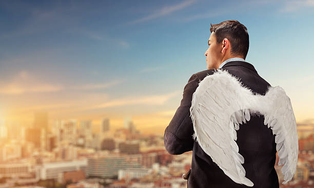 Angel investor di Indonesia fokus pada pertumbuhan berkelanjutan pasca kegagalan WeWork dan Uber, menekankan kesehatan keuangan dan sinergi dengan startup.