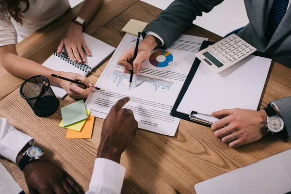 Kadang pebisnis tidak menyadari menganut aliran push strategy. Push startegy berasumsi pasar menerima apapun dan kapanpun produk yang dihasilkan. Kadang ketidakmampuan memprediksi permintaan pasar menjadikan pebisnis mendukung push strategy.